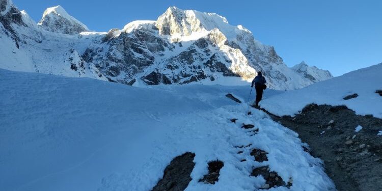 What makes Manaslu Circuit trek difficult?